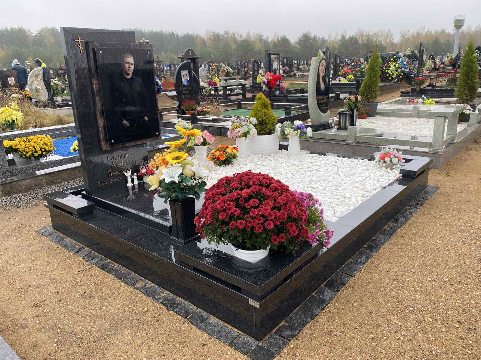 Эксклюзивный комплекс из гранита на кладбище Лесное г. Минск