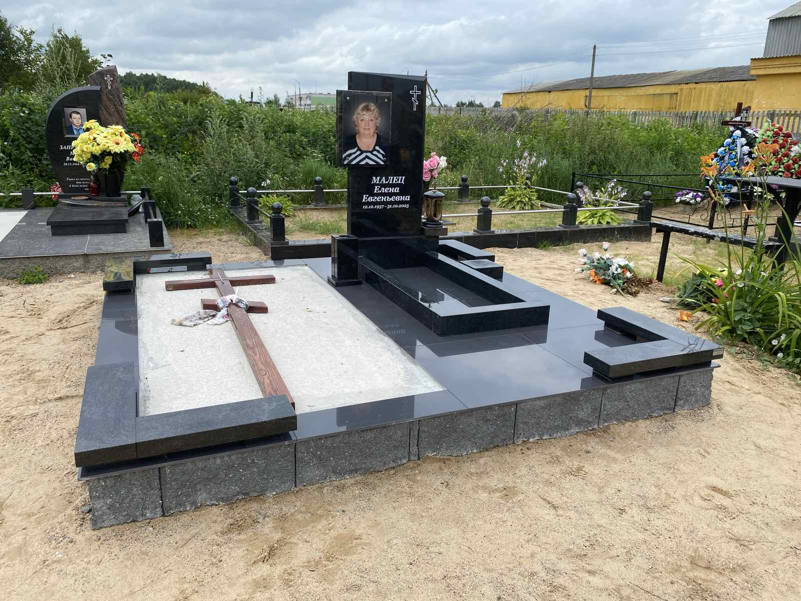 Изготовление памятника и благоустройство могилы в Рудне